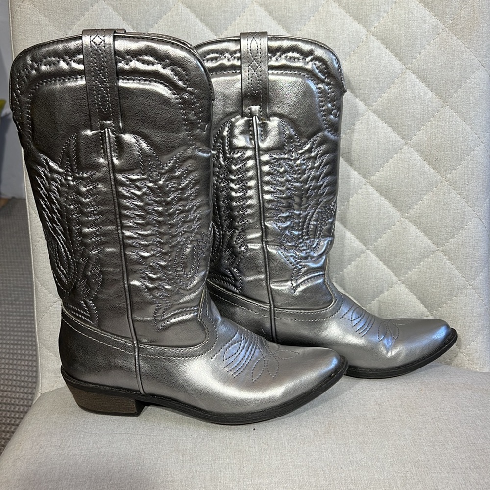COCONUTS by MATISSE silver metallic cowboy boots!! Western. Pointed toed.